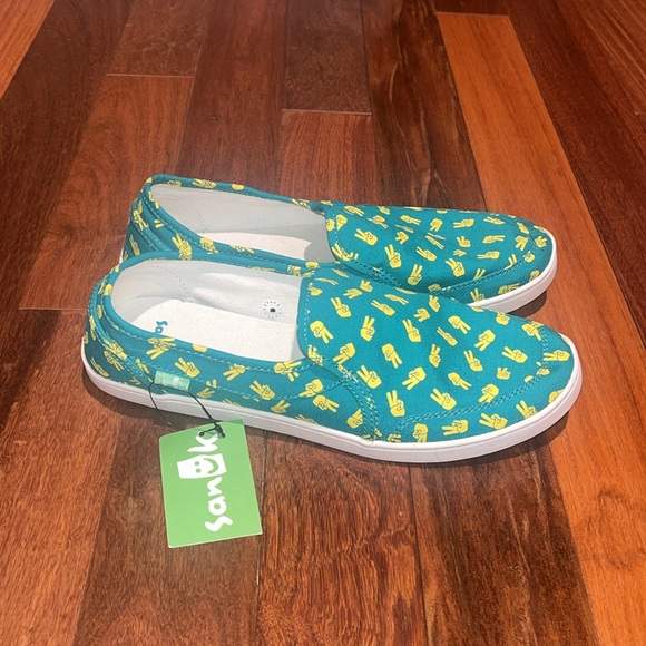 NWT Size 9 Sanuk Peace Slip Ons - Picture 2 of 3